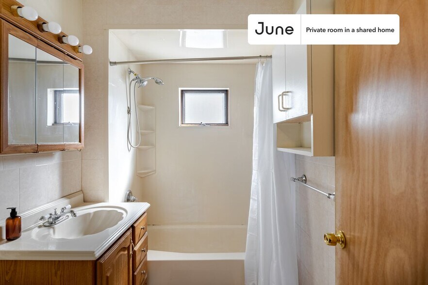 Building Photo - Room in Shared 4 bed/1 bath home