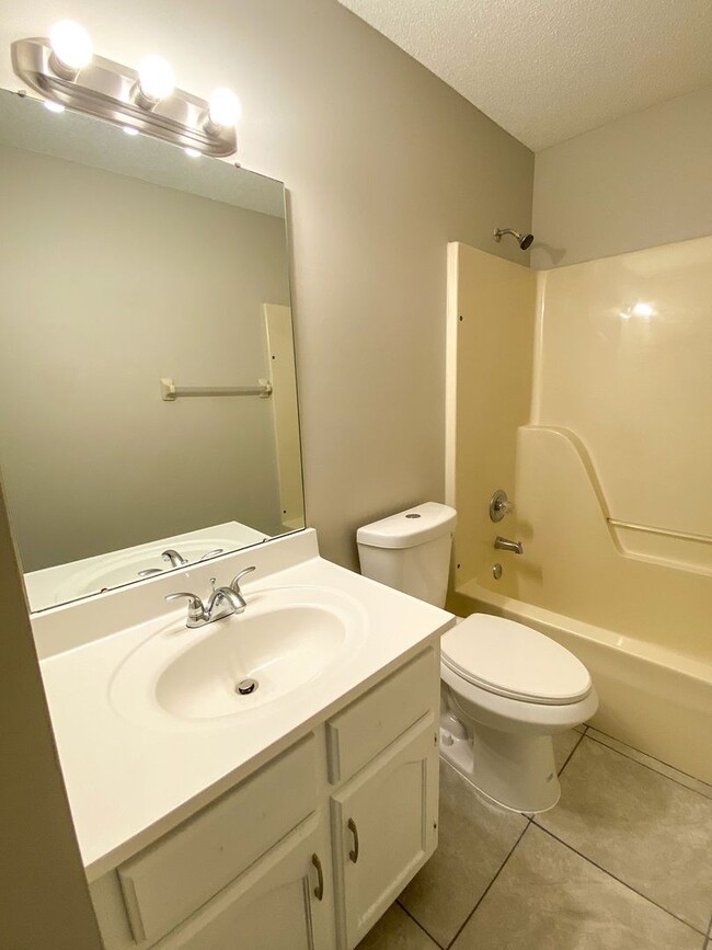 Building Photo - Recently renovated 3 bed and 2 bath home n...