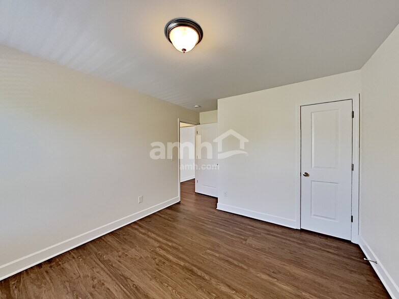 Building Photo - 5048 Trailwater Dr