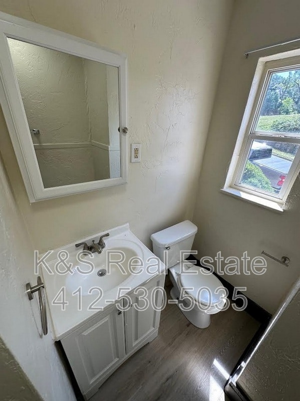 Building Photo - 144-144 W 9th Ave