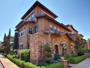 Building Photo - Absolutely Stunning Home in Fabulous Pavilions Place Community