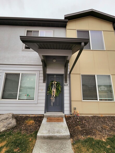 Beautiful 3 Bedroom Townhouse - 809 S Cowans Ct