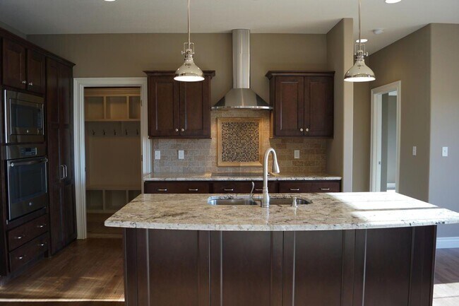 Building Photo - 1923 Lasso Cir