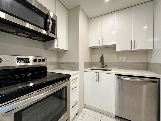 Building Photo - 2899 Collins Ave