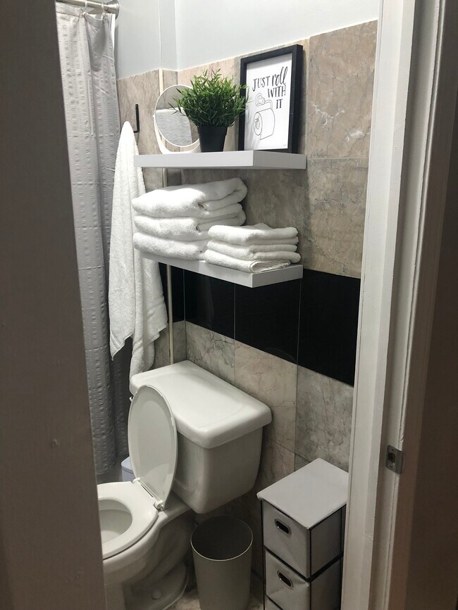 Bathroom - 4934 Hummelsheim Ave