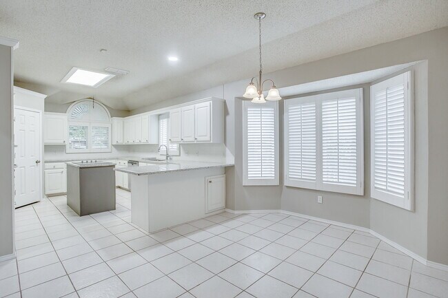 Building Photo - Newly Remodeled Prestigious Home!!