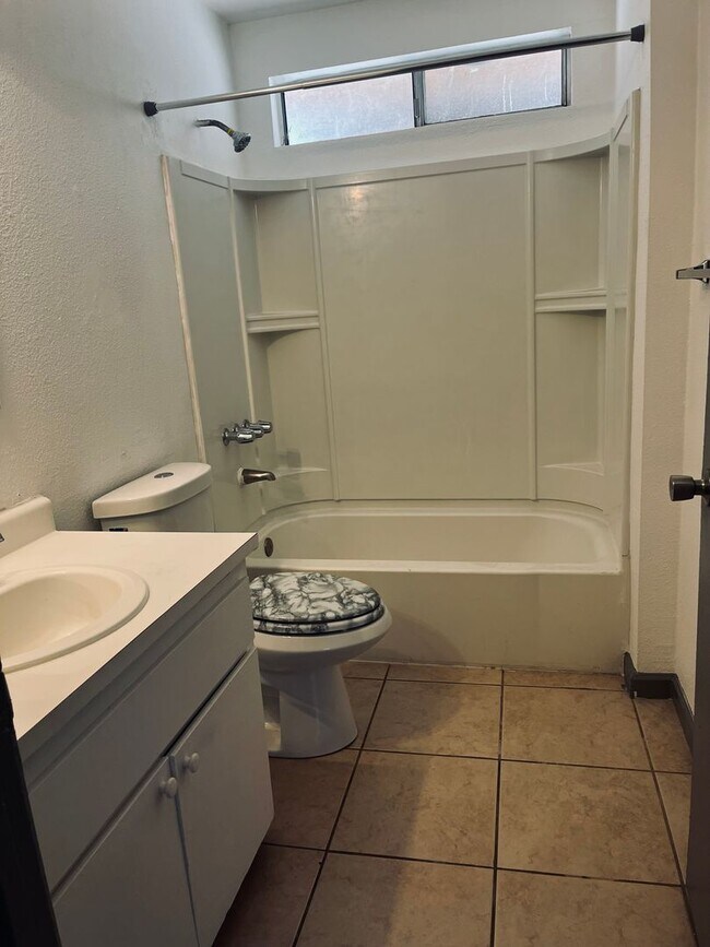 Building Photo - 1117 Roselawn Ave