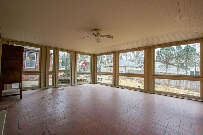 Building Photo - Gorgeous 5 Bedroom / 4.5 Bath Home located right off Happy Hollow Blvd!