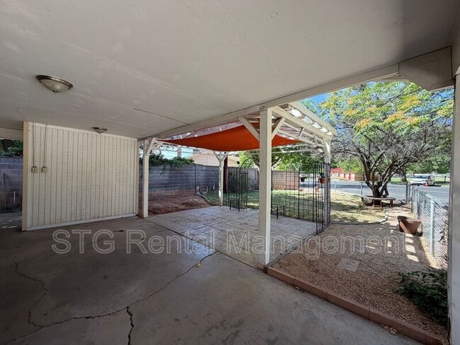 Building Photo - 696 N 600 W