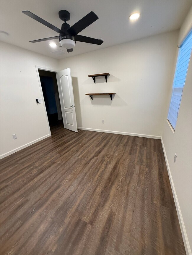 Building Photo - 6954 E Braly Ave