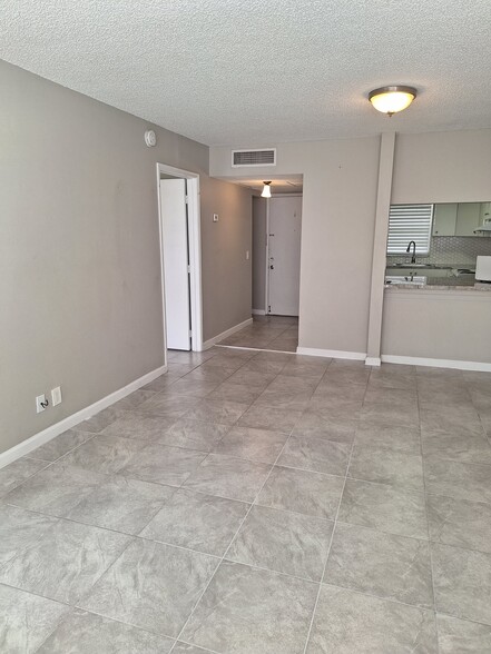 Building Photo - 9441 Live Oak Pl