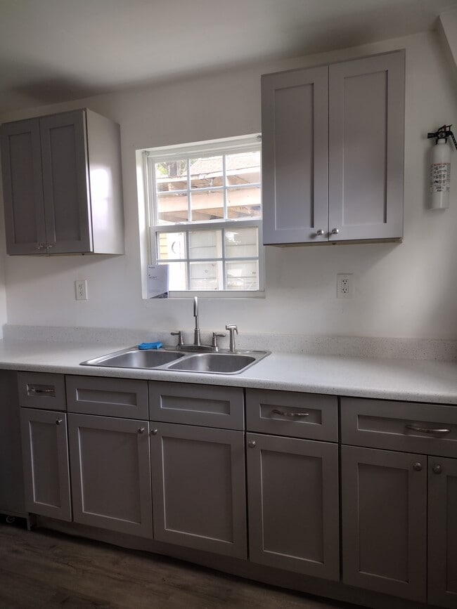 Building Photo - 705 E Hanlon St