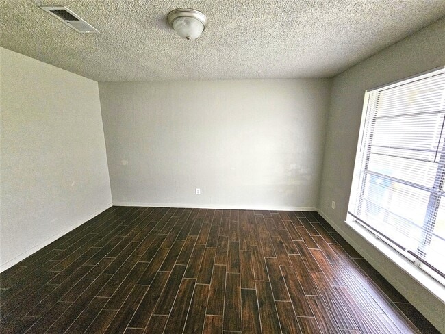 Building Photo - 2421 16th Ave N