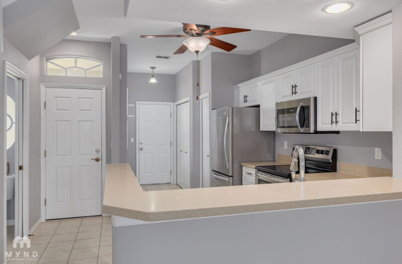 Building Photo - 5372 Neil Dr