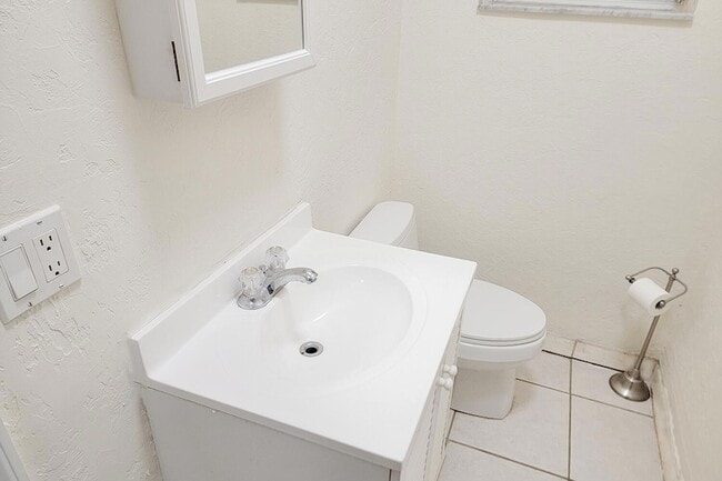 Building Photo - 3211 Karen Dr