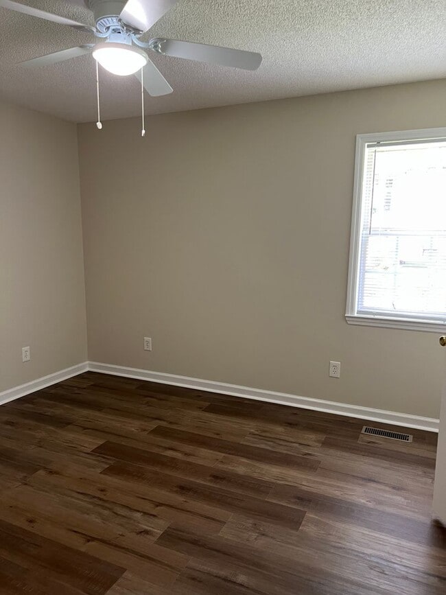 Building Photo - 3 Bedroom, 2 Bath Home