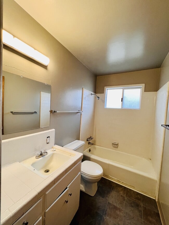 Building Photo - 3108 W Walnut Ave