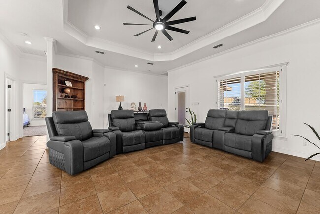 Building Photo - 1400 N Redondo Ave