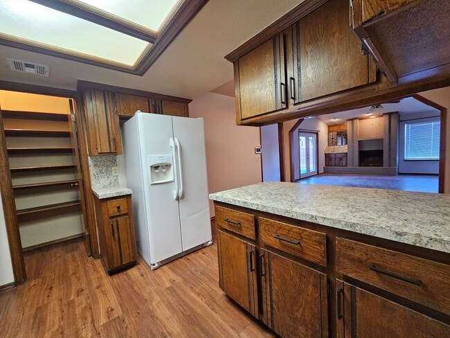 Building Photo - (3) Bed/(2) Bath Avail NOW! Pets Negotiable.