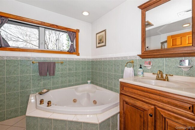 Building Photo - 16 Faraway Rd