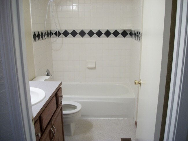 Building Photo - Tracyton Home! 2 Bedrooms with Large Fenced Yard