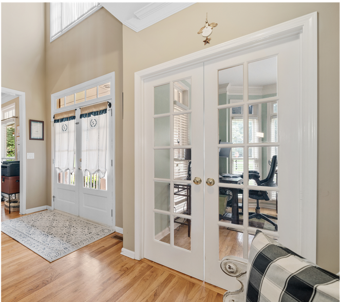 Entry and office - 600 Lyndhurst Cir