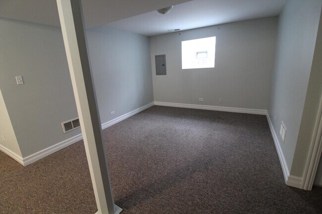 Building Photo - 4347 N Sawyer Ave