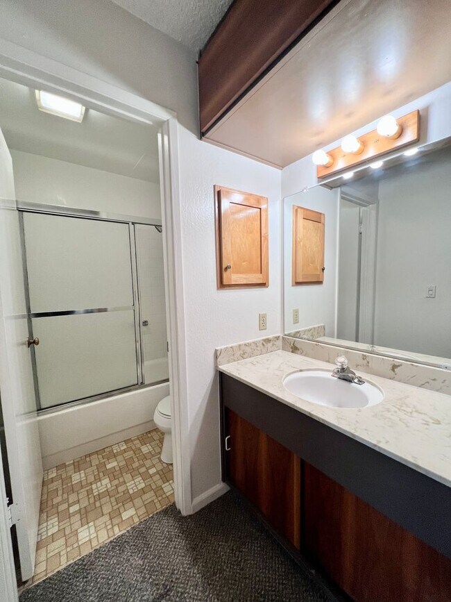 Building Photo - Large sunny 1 bedroom with lush courtyard ...
