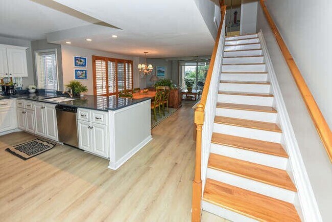 Building Photo - 353 S US HIGHWAY 1