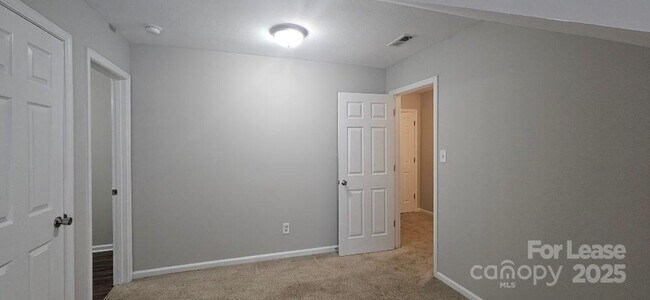 Building Photo - 2715 Meadow Knoll Dr
