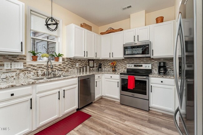 Building Photo - Beautifully Updated Townhome Near Historic Downtown Apex