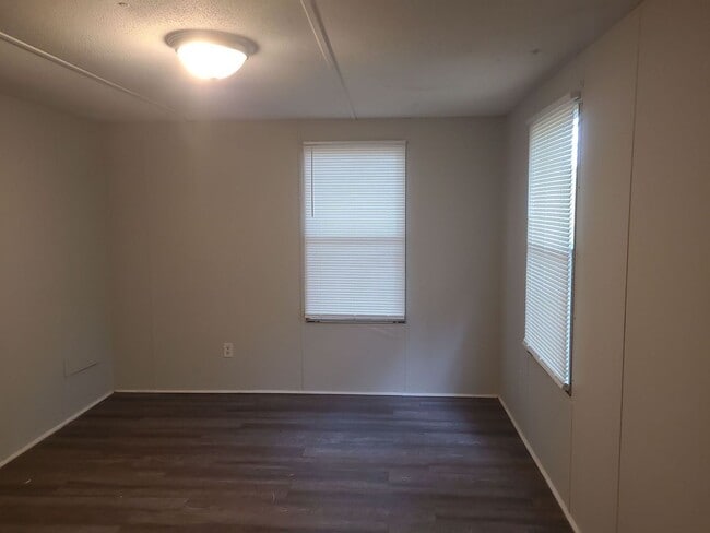 Building Photo - 3 Bedroom 2 Bathroom with a partially fenc...
