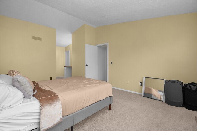 Building Photo - 6590 Bennell Dr