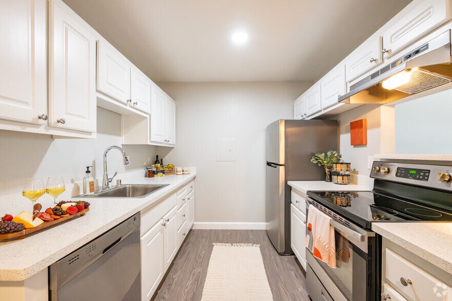 1BR, 1BA - 652SF - Kitchen - Creekside Park Apartments
