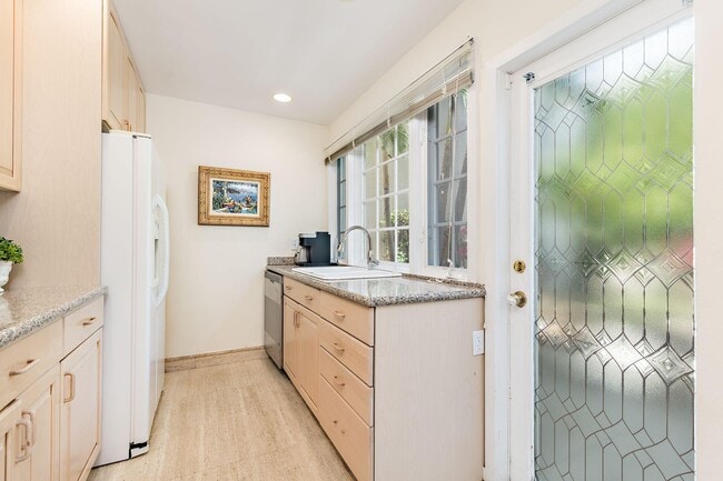 Building Photo - 155 Peruvian Ave