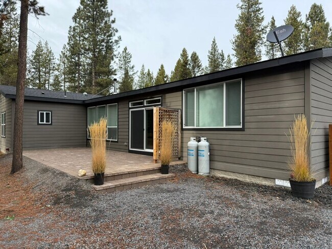 Building Photo - 17069 Norwalk Rd