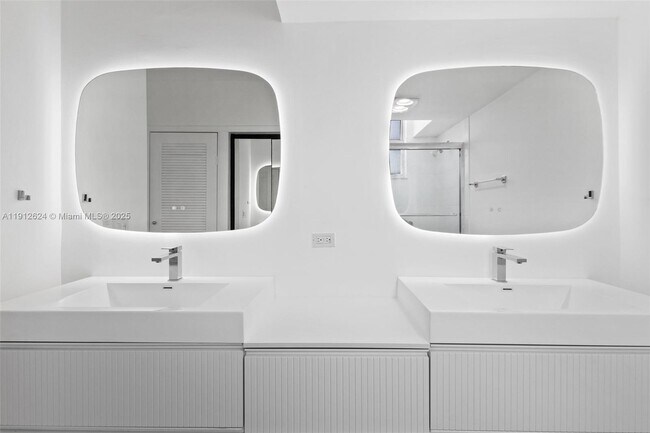 Building Photo - 6900 Bay Dr