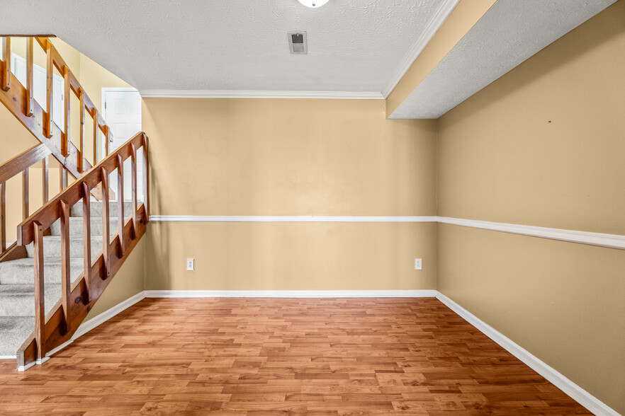 Dinning area - 706 Sherwood Green Ct