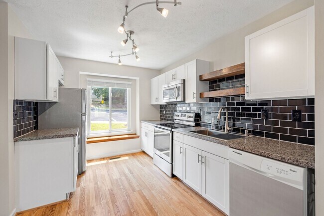 Building Photo - Charming 2 Bedroom/1 Bath Townhome in Henr...