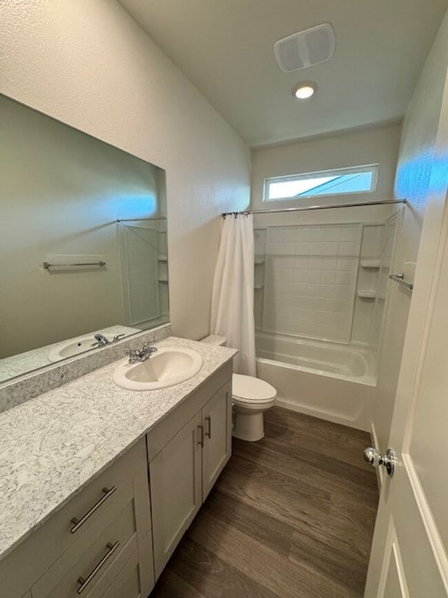 Building Photo - Beautiful 4-Bedroom Home in the Wyndham Es...