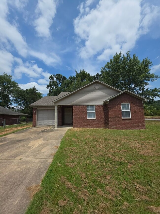 Building Photo - 102 Willow Creek Dr