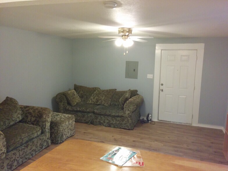 Building Photo - 623 Barbe St