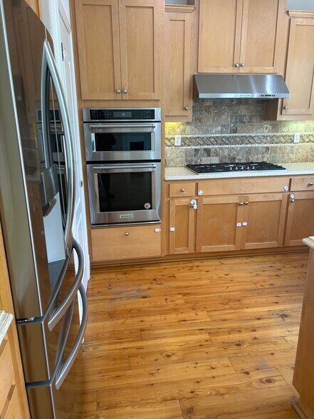 Kitchen - 2553 McLaren Ln