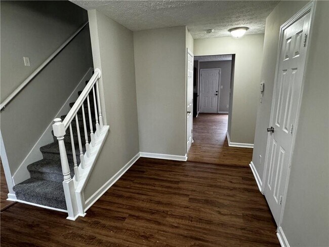 Building Photo - 2463 Meadow Spring Dr