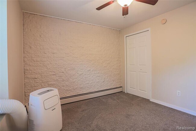 Building Photo - 119 Floral Ave