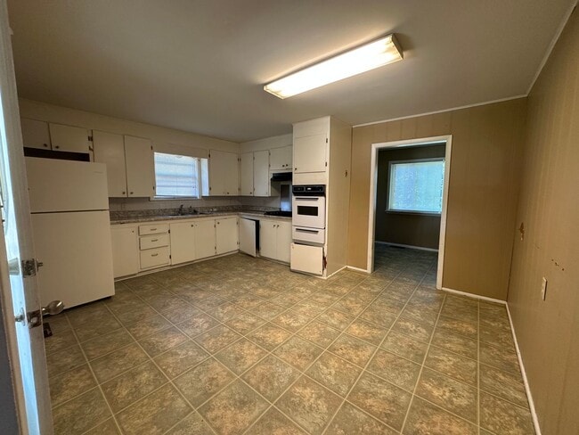 Building Photo - Welcome to this conveniently located 2-bed...