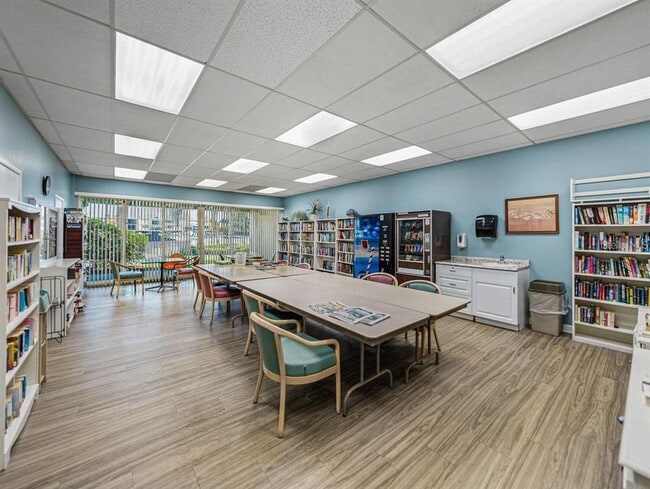 Building Photo - 7625 Sun Island Dr S