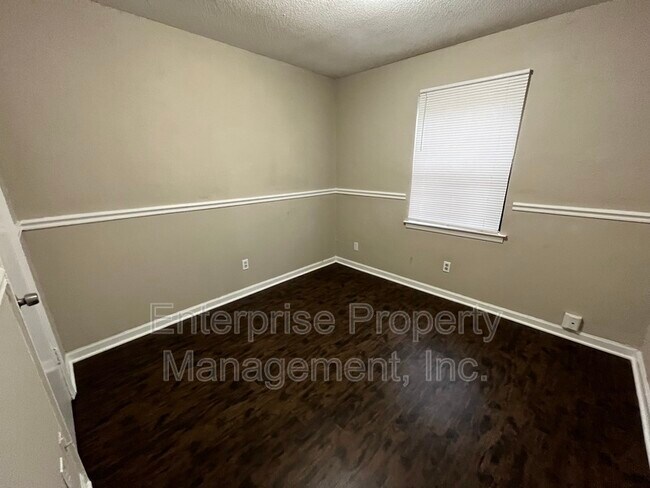 Building Photo - 424 Deerskin Dr