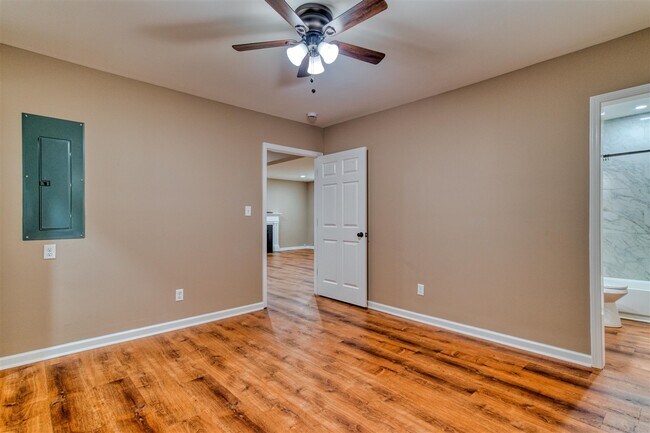 Building Photo - 704 W 7th St