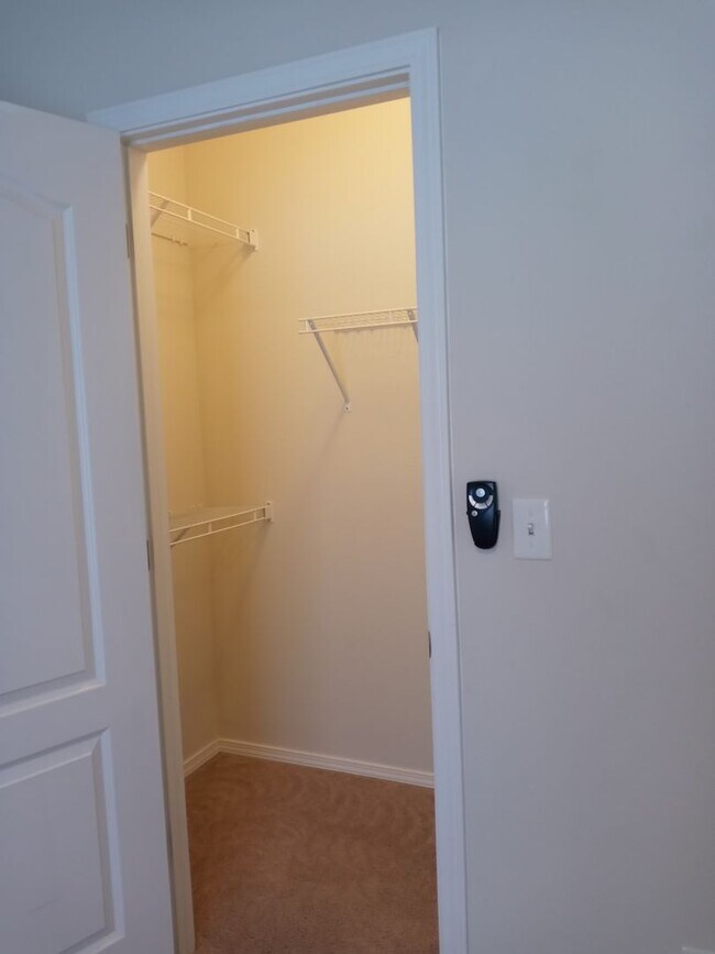 Building Photo - FOUR BEDROOMS!